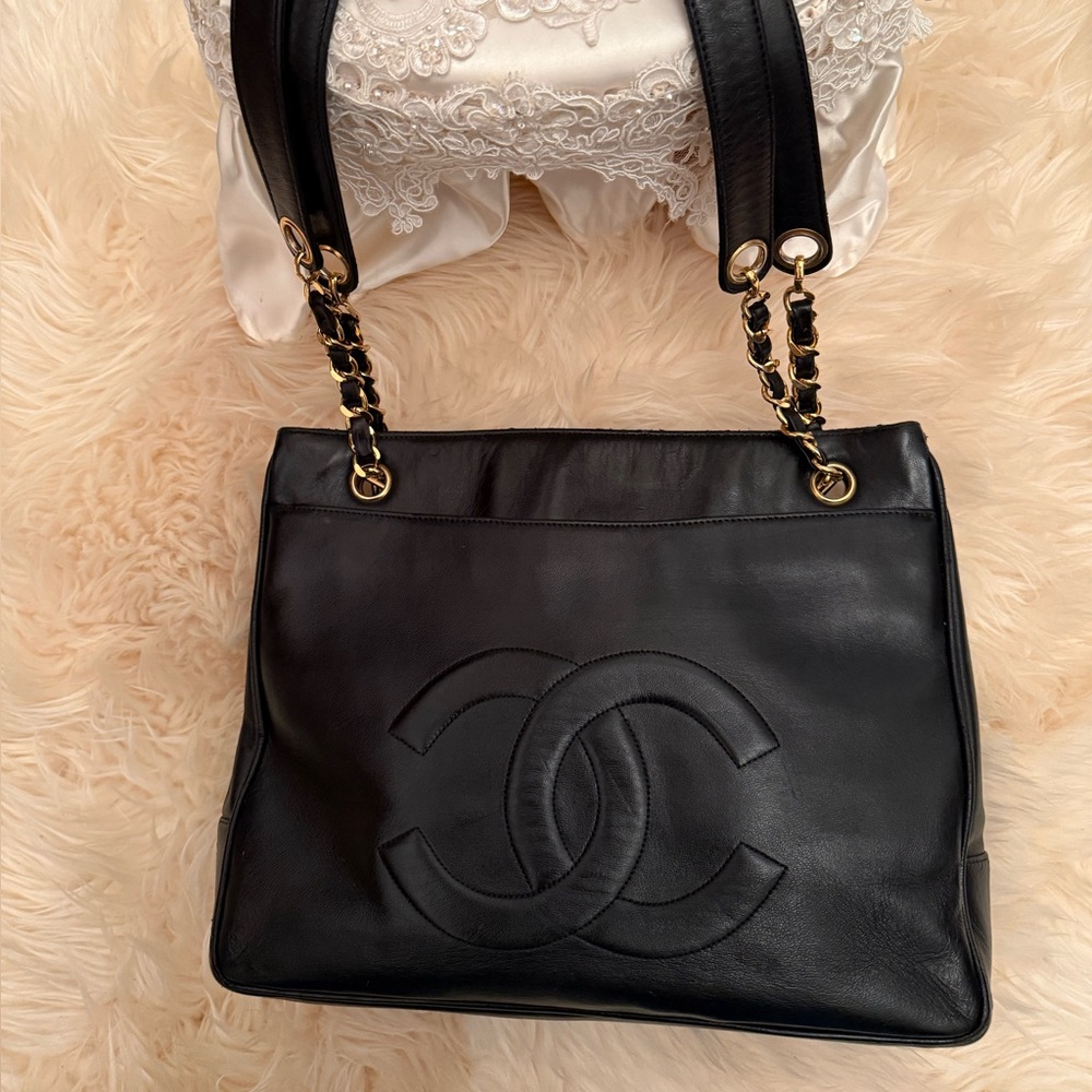 CHANEL Black CC Logo Shoulder Bag with Gold Chain Trim - Picture 11 of 15